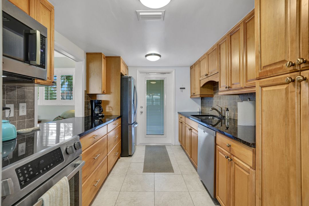 386 Harbour Dr, Naples, FL 34103