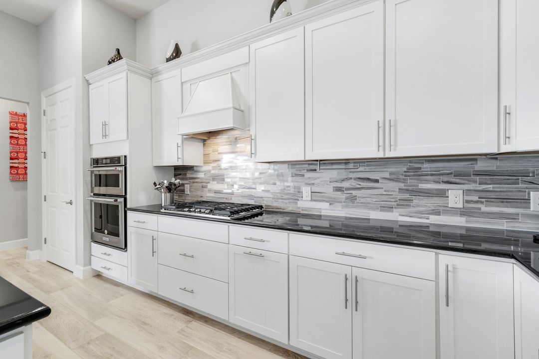 9428 Sanderling Ct, Naples, FL 34120