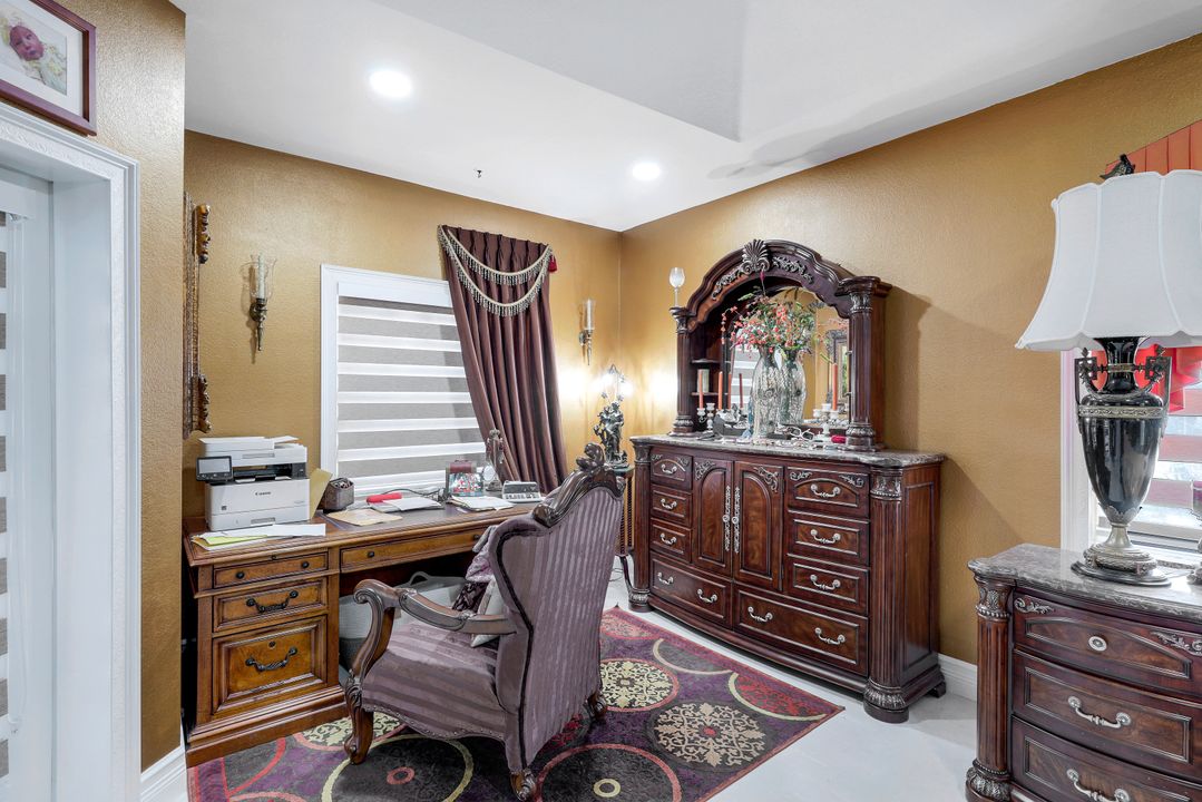 221 10th St SE, Naples, FL 34117