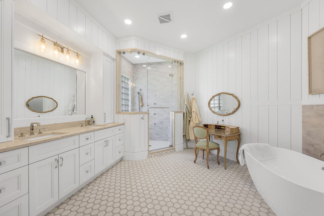 5092 Cerromar Dr, Naples, FL 34112