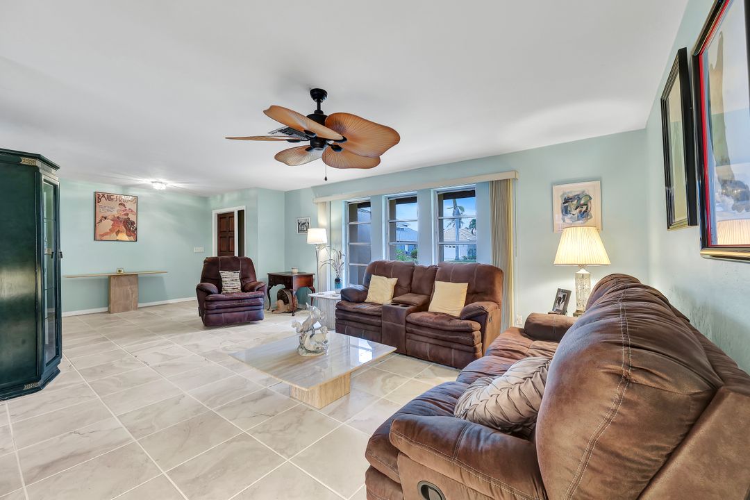 701 SW 52nd St, Cape Coral, FL 33914