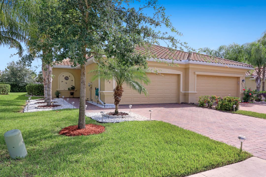 2028 Wellington St, Naples, FL 34120