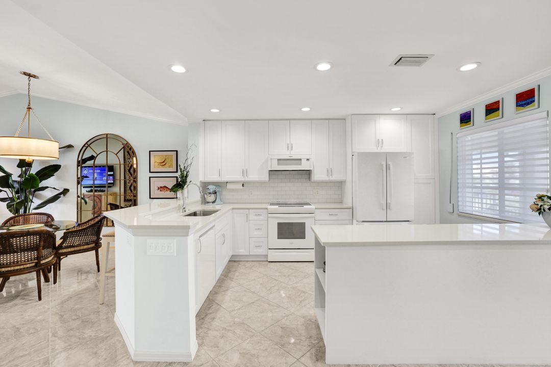 7742 Emerald Cir #V203, Naples, FL 34109