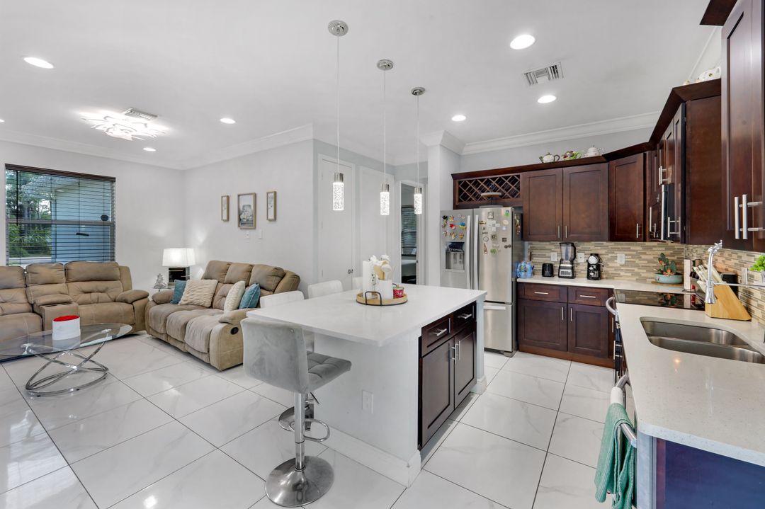 543 20th St SE, Naples, FL 34117