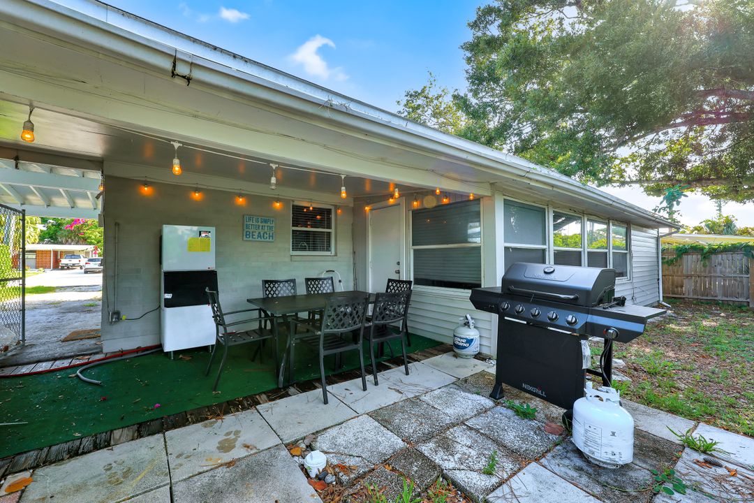 2140 Harbor Ln, Naples, FL 34104