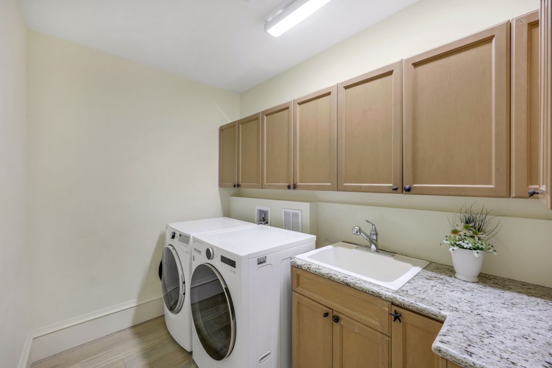 1550 Gordon Dr, Naples, FL 34102