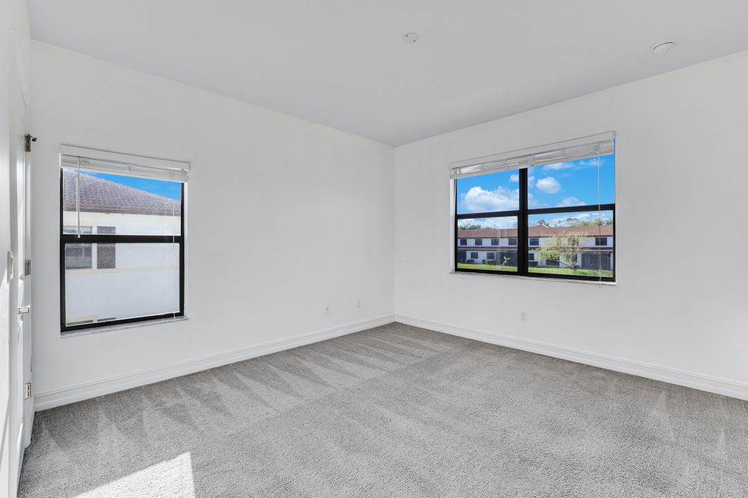 7918 Bristol Cir, Naples, FL 34120