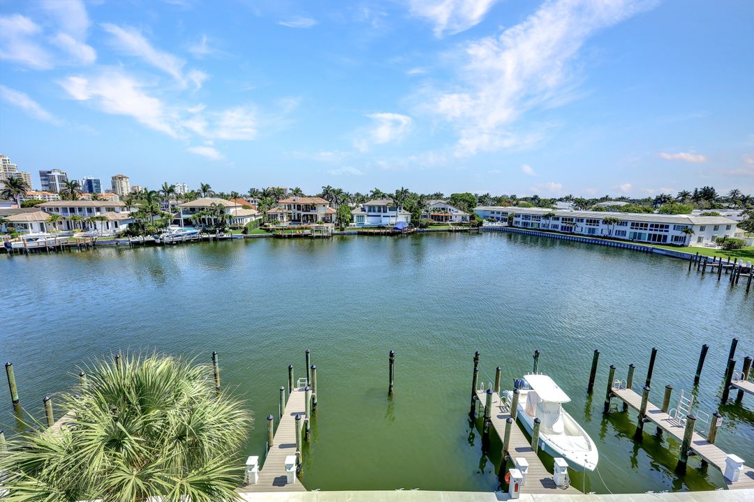 255 Park Shore Dr #341, Naples, FL 34103