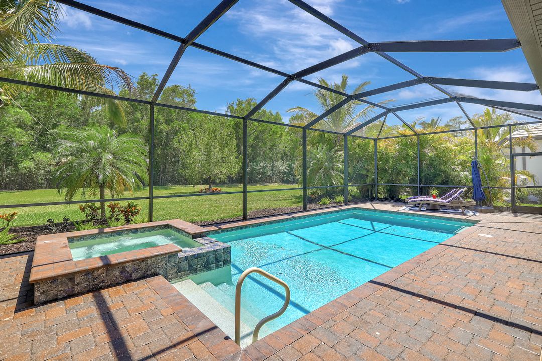 2102 Antigua Ln, Naples, FL 34120