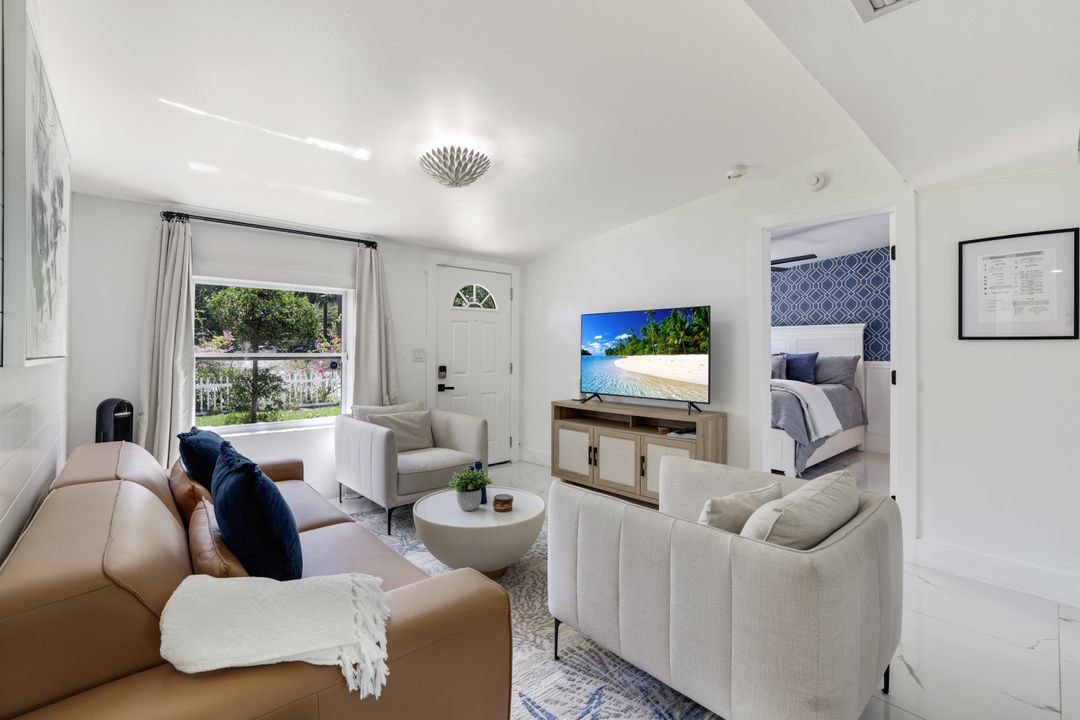 1300 Pine St, Naples, FL 34104