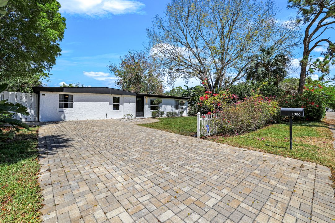 1300 Pine St, Naples, FL 34104