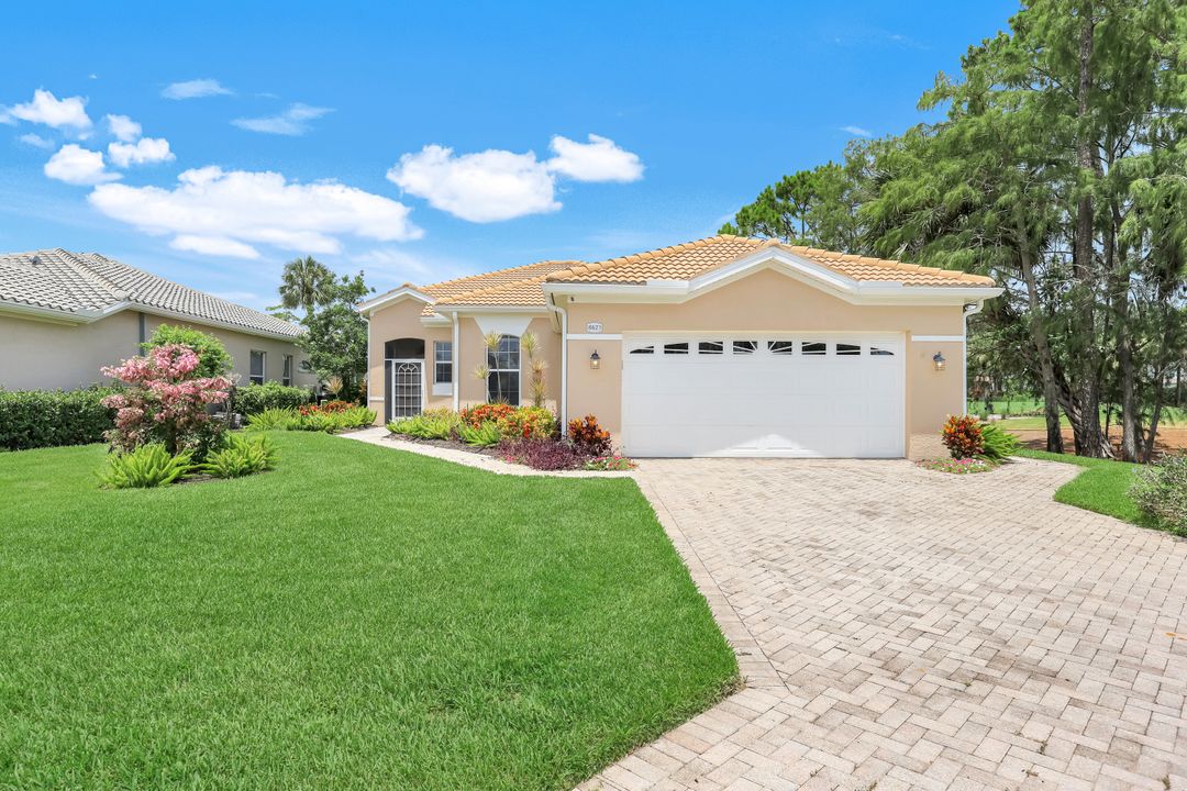 8621 Gleneagle Way, Naples, FL 34120