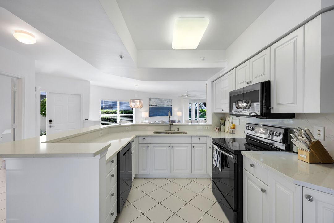 5045 Cedar Springs Dr #101, Naples, FL 34110