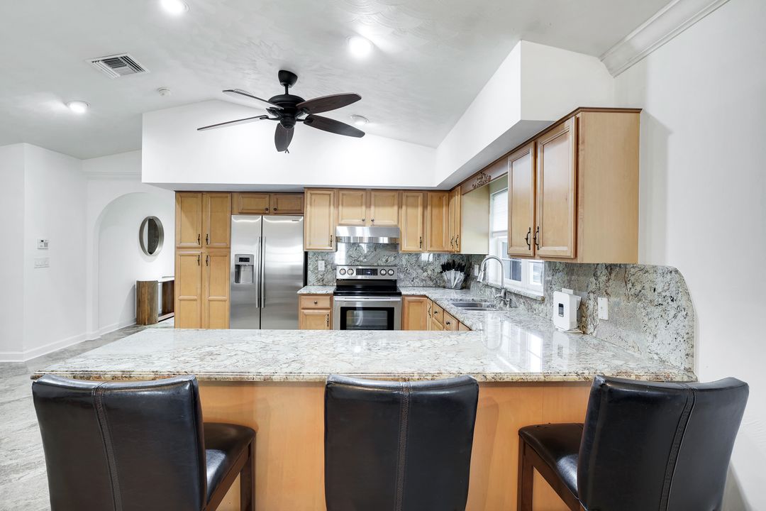 589 98th Ave N, Naples, FL 34108