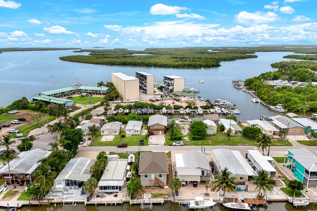 627 Palm Dr, Naples, FL 34114