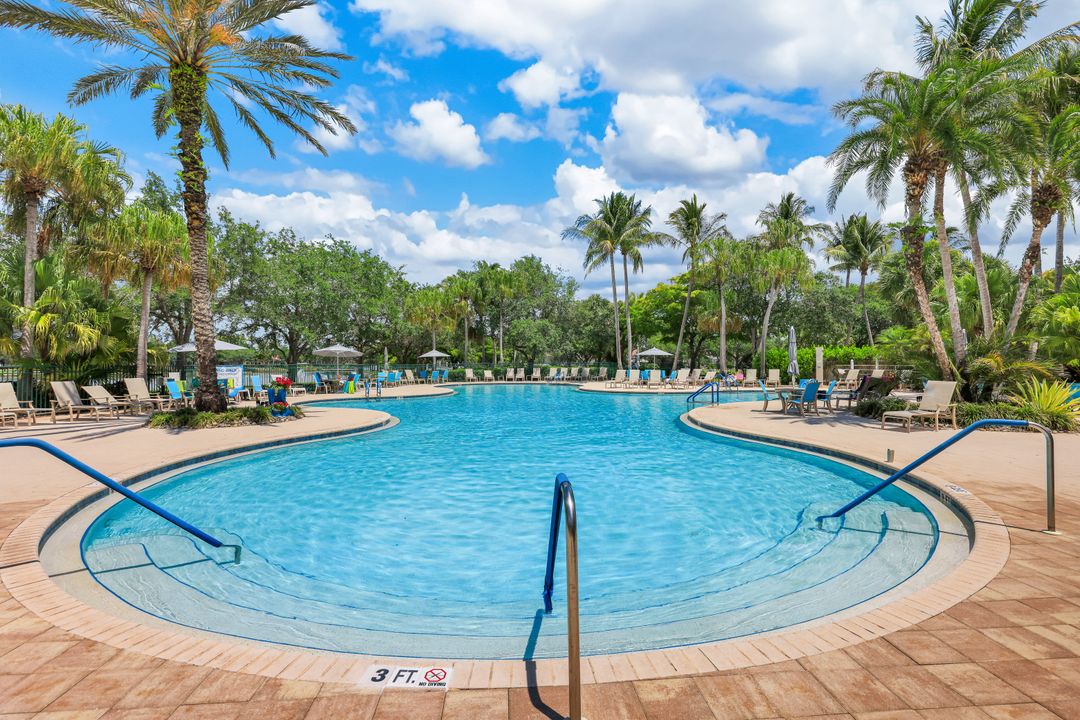 4362 Queen Elizabeth Way, Naples, FL 34119