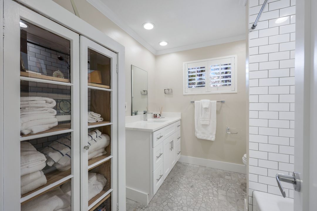 725 Old Trail Dr, Naples, FL 34103
