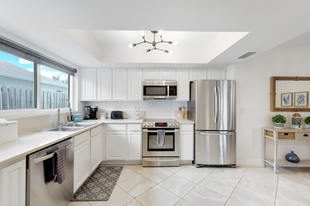 636 98th Ave N, Naples, FL 34108
