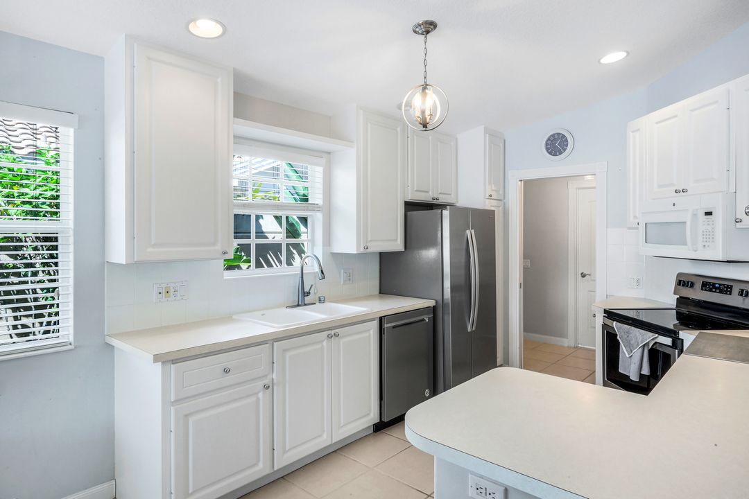 4251 Redonda Ln, Naples, FL 34119