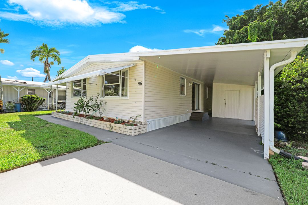 95 Lemans Dr, Naples, FL 34112
