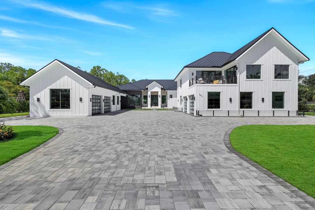 6677 Hunters Rd, Naples, FL 34109