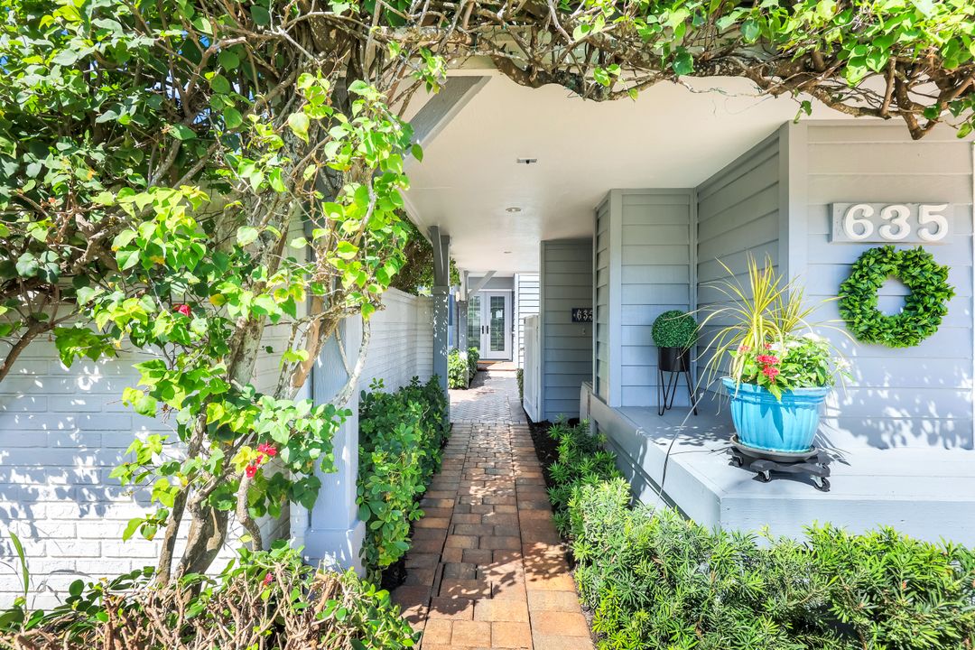 635 Bridge Way Ln, Naples, FL 34108