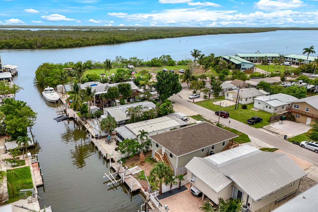 627 Palm Dr, Naples, FL 34114