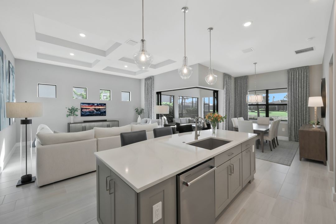 9815 Everglades Dr, Naples, FL 34120