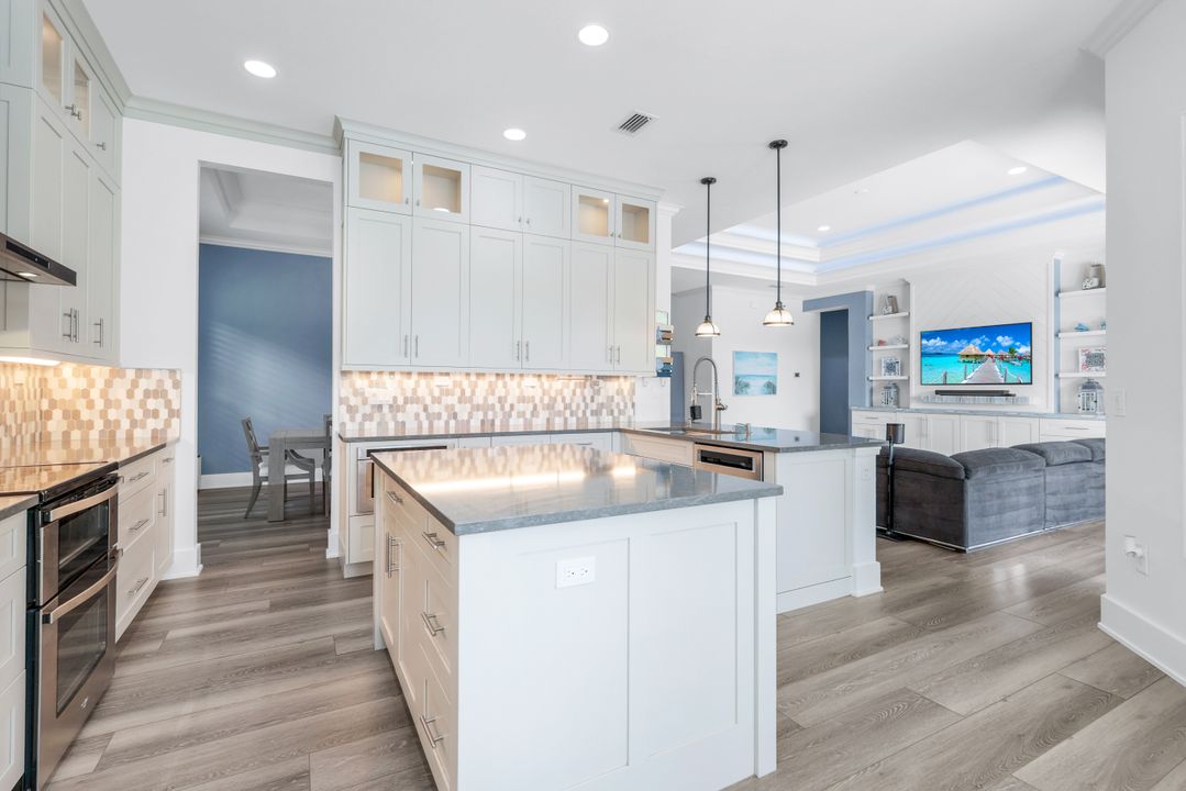 2704 Crystal Way, Naples, FL 34119