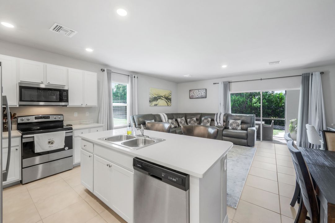 15171 Wildflower Cir, Naples, FL 34119