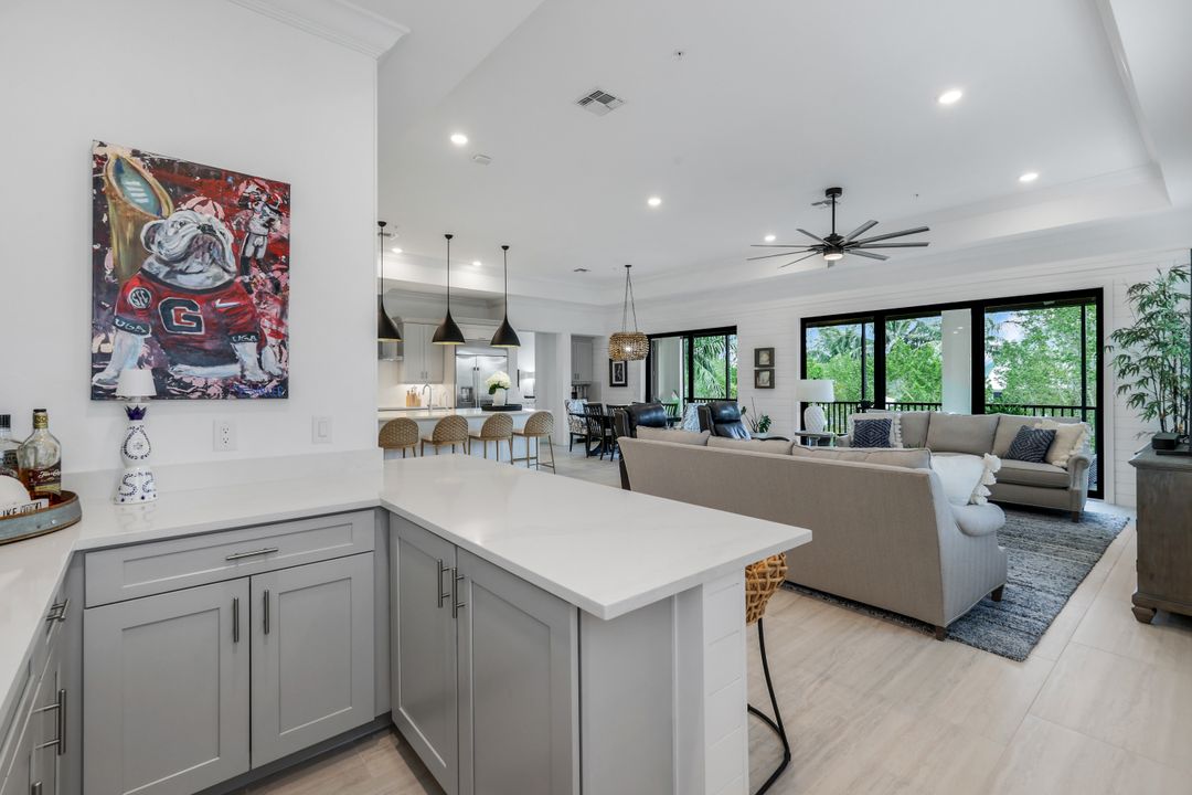2472 Breakwater Wy #11-202, Naples, FL 34112