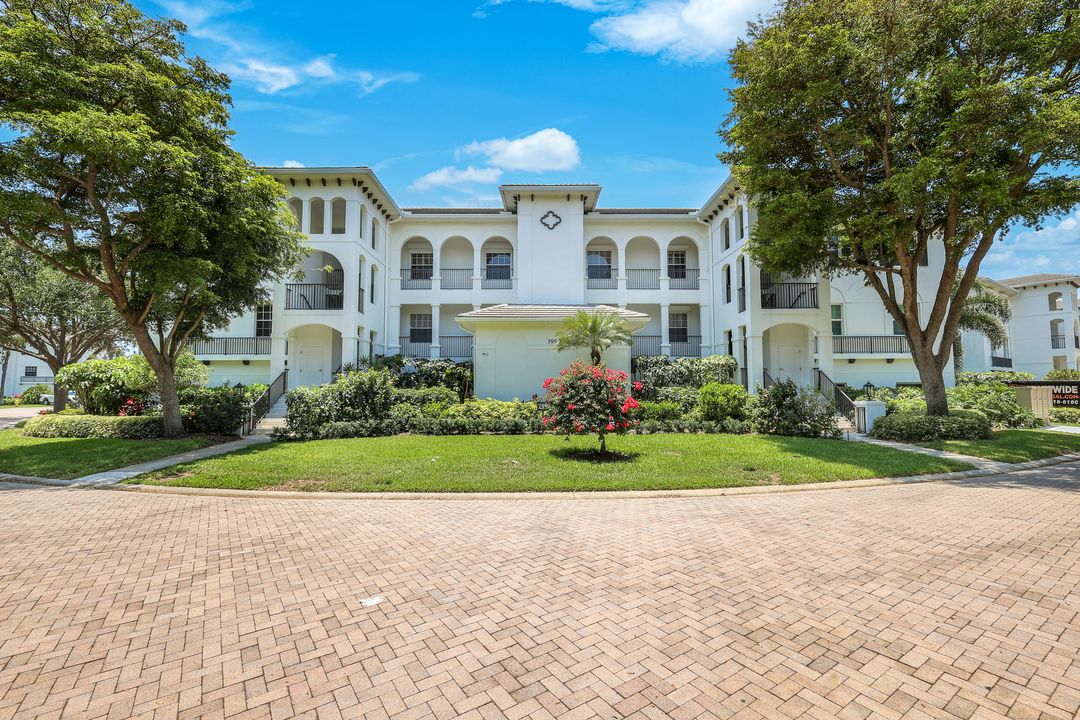 795 Bentwater Cir #202, Naples, FL 34108