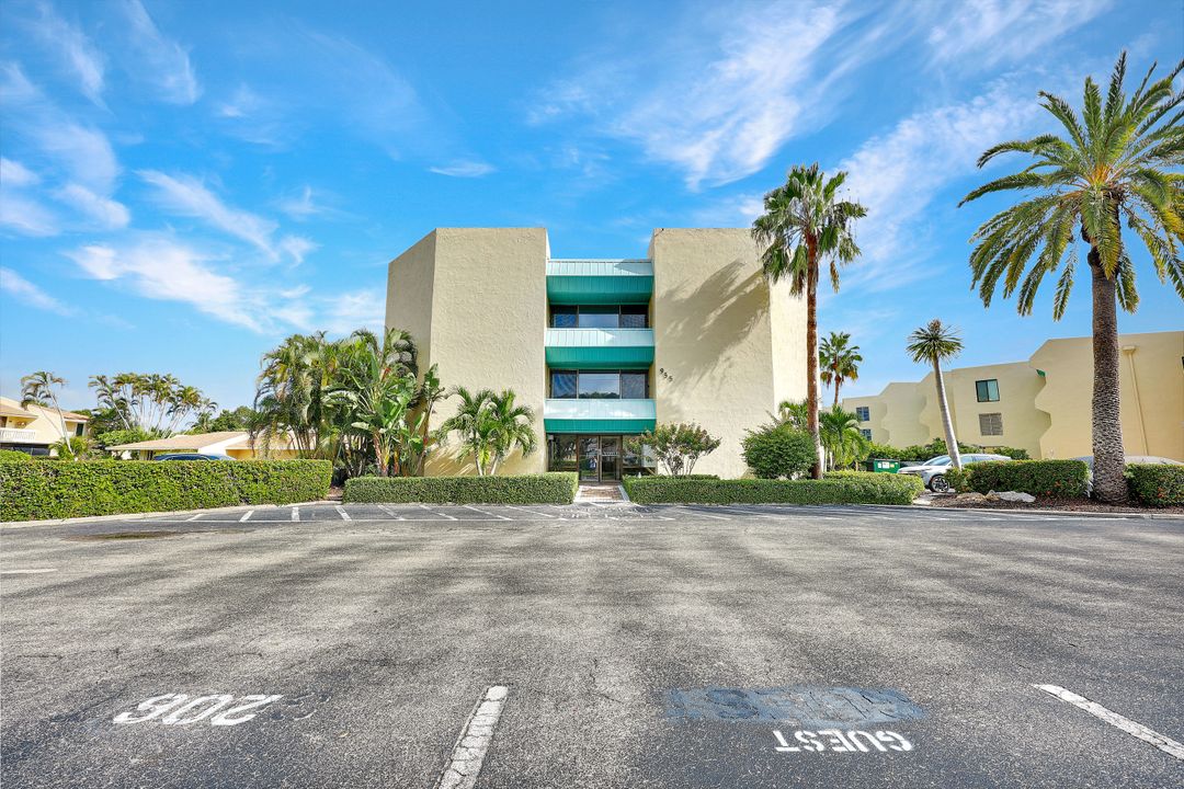 955 Palm View Dr #307, Naples, FL 34110