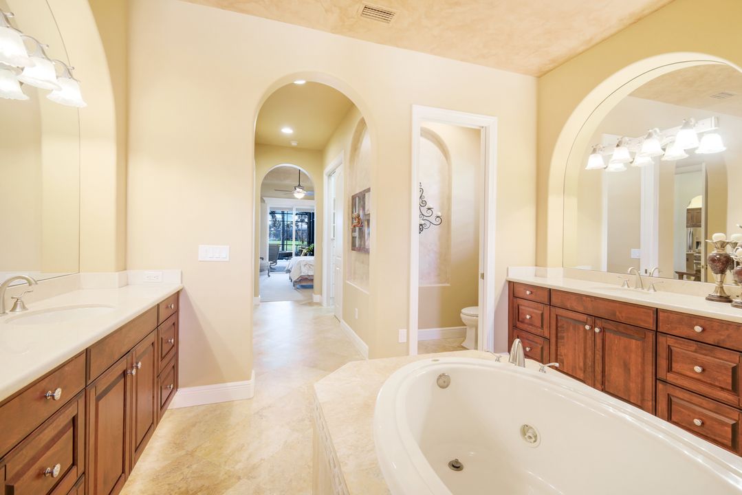5742 Hammock Isles Dr, Naples, FL 34119