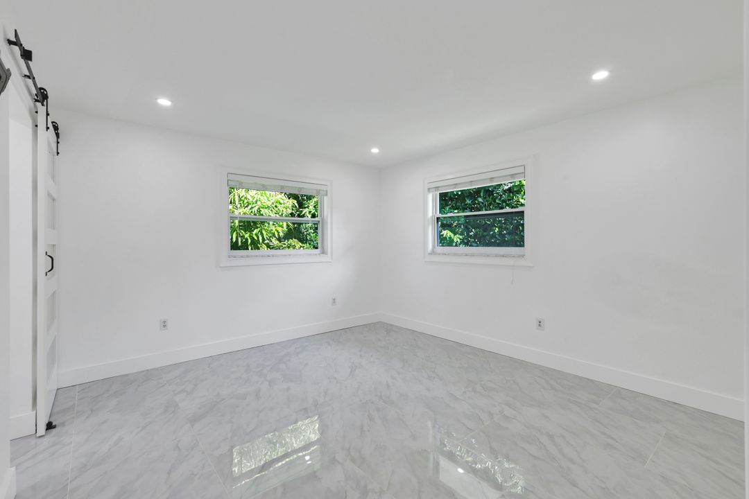 939 Bluebird St, Naples, FL 34104