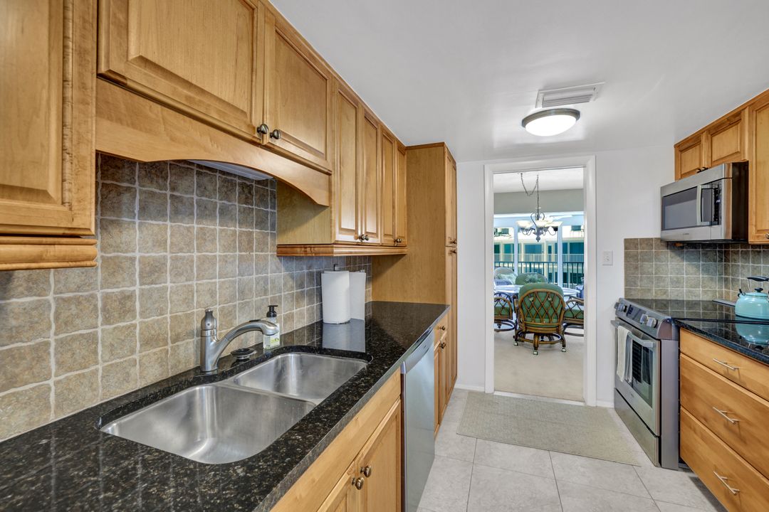 386 Harbour Dr, Naples, FL 34103