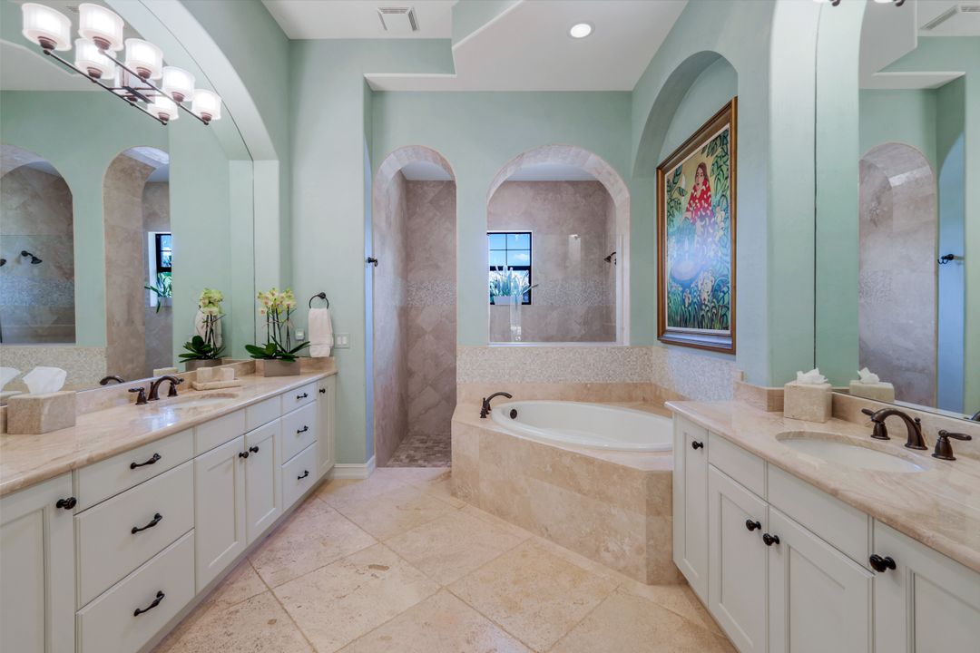 6477 Costa Cir, Naples, FL 34113
