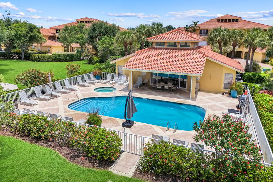 1895 Les Chateaux Blvd #302, Naples, FL 34109