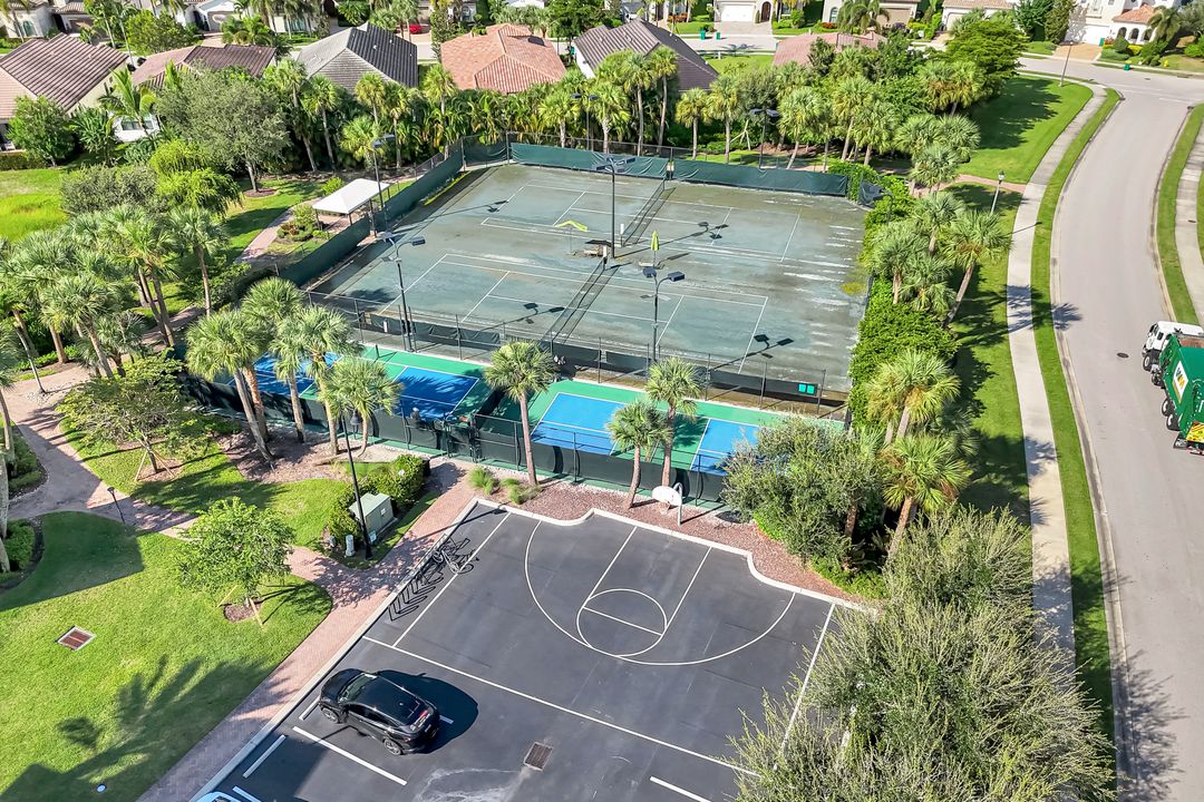 9445 Glenforest Dr, Naples, FL 34120