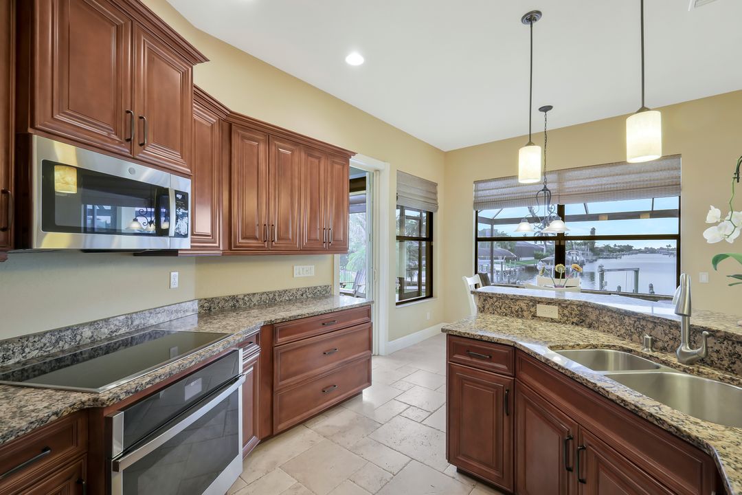 2724 Gleason Pkwy, Cape Coral, FL 33914