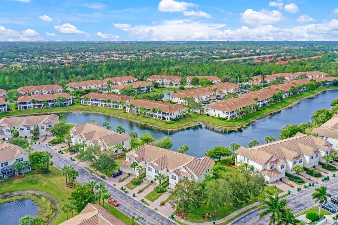 1152 Oxford Ln, Naples, FL 34105