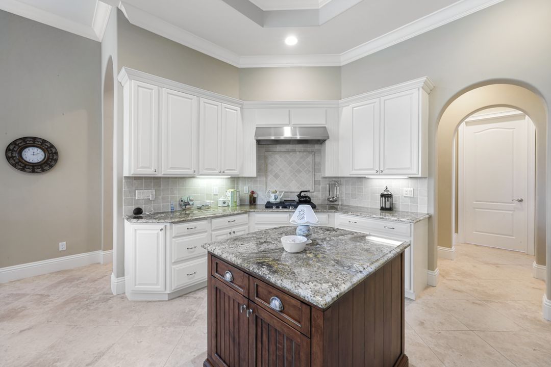 3848 Mahogany Bend Dr, Naples, FL 34114