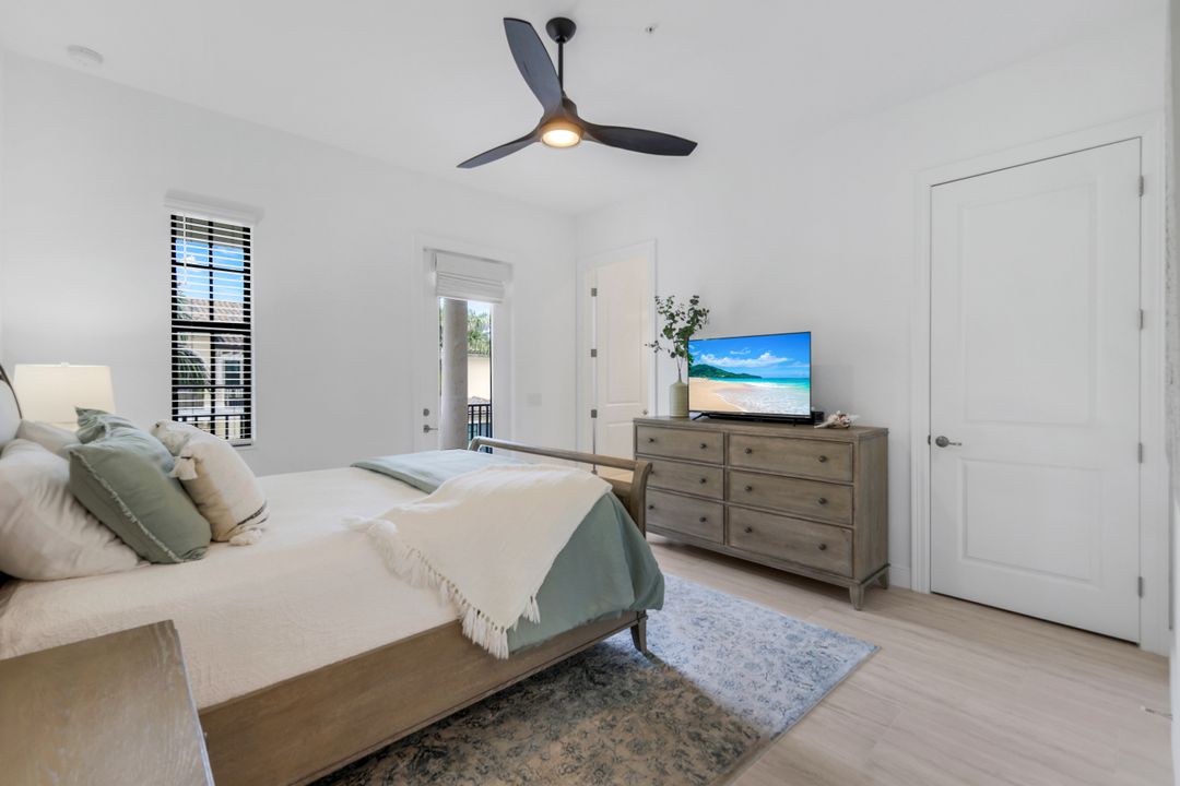 2472 Breakwater Wy #11-202, Naples, FL 34112
