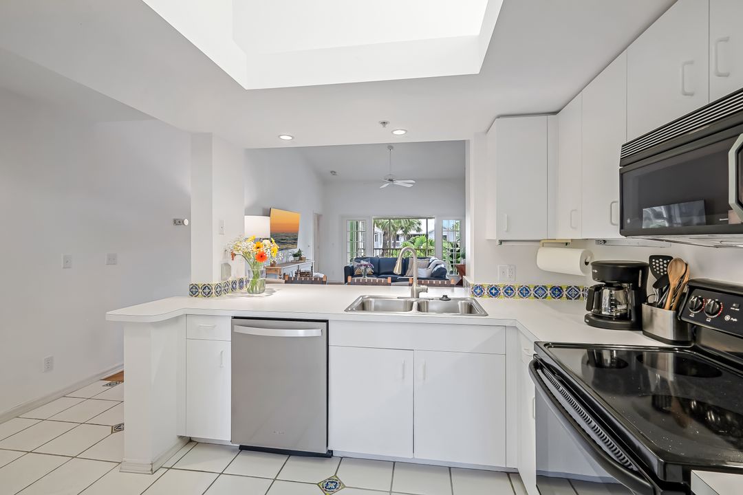 433 2nd St S, Naples, FL 34102