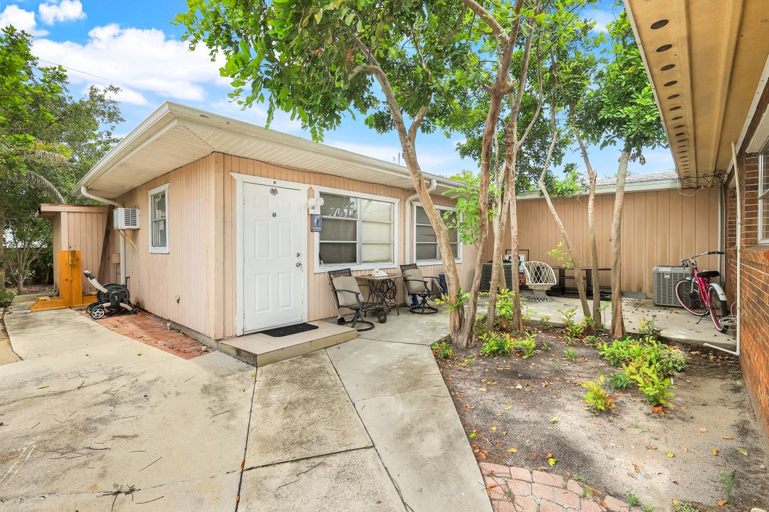 512 105th Ave N #1-2, Naples, FL 34108