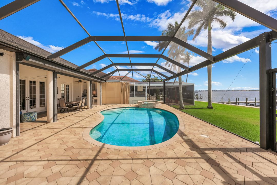 1028 Dolphin Dr, Cape Coral, FL 33904