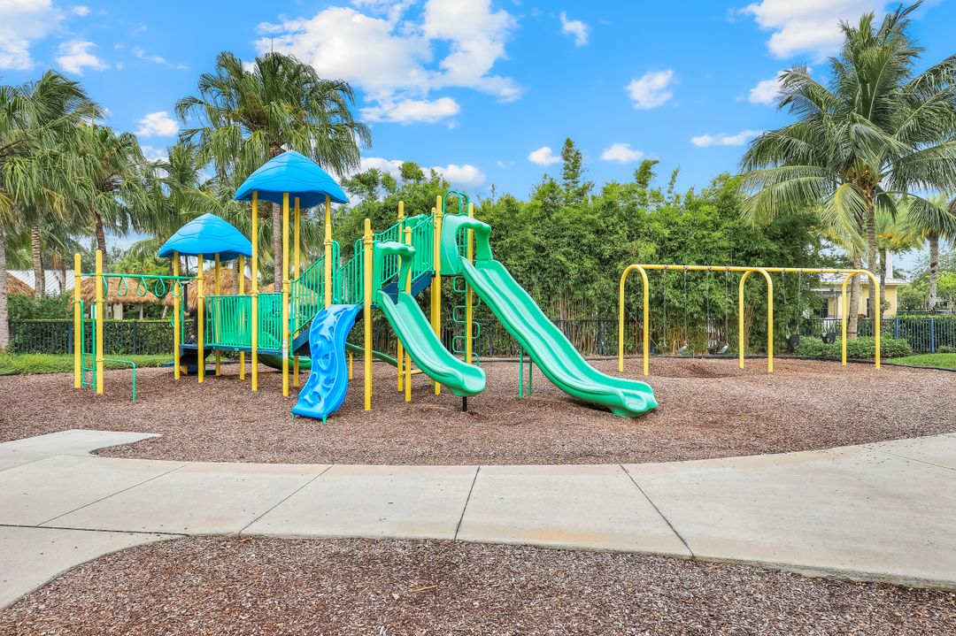 2858 Blossom Wy, Naples, FL 34120