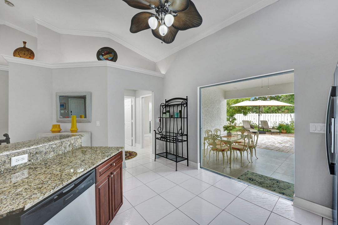 565 93rd Ave N, Naples, FL 34108