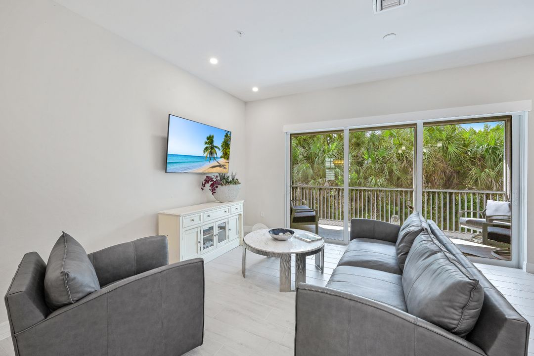 250 Indies Dr E  #202, Naples, FL 34114