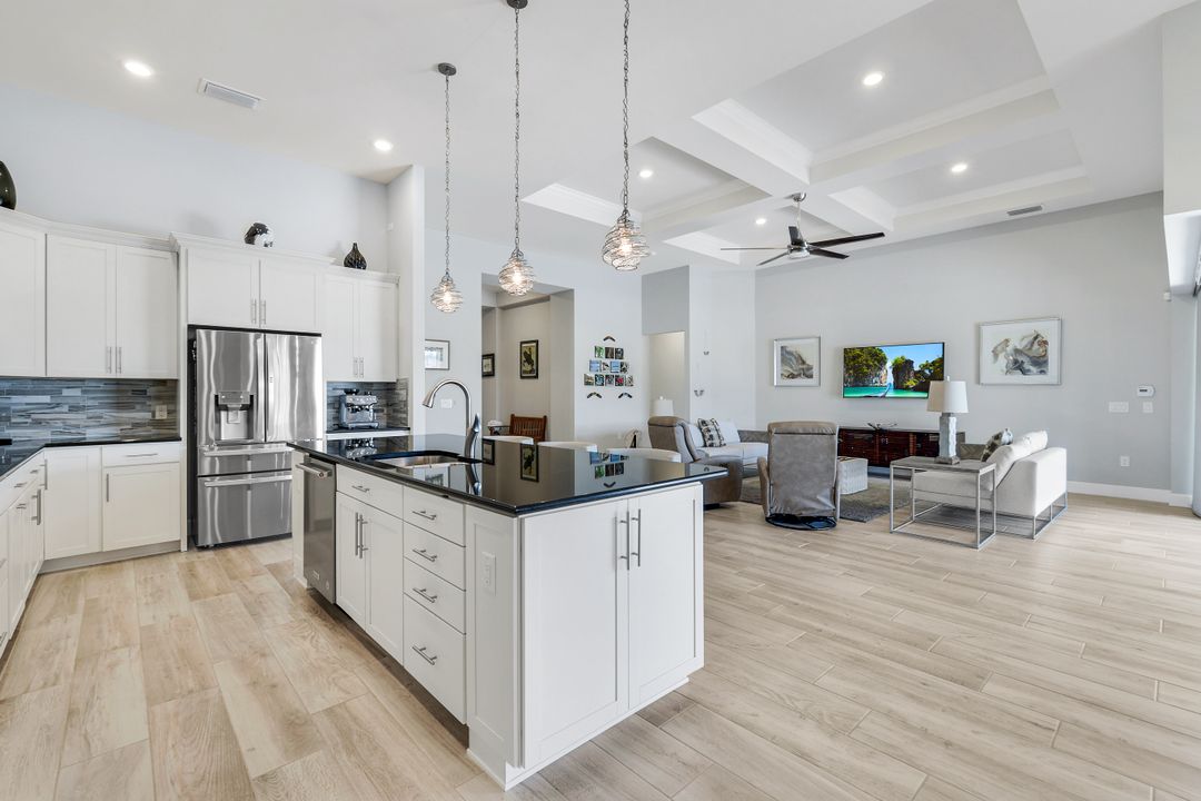 9428 Sanderling Ct, Naples, FL 34120